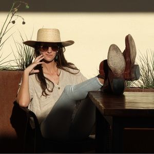 Meet your Posher, Tee